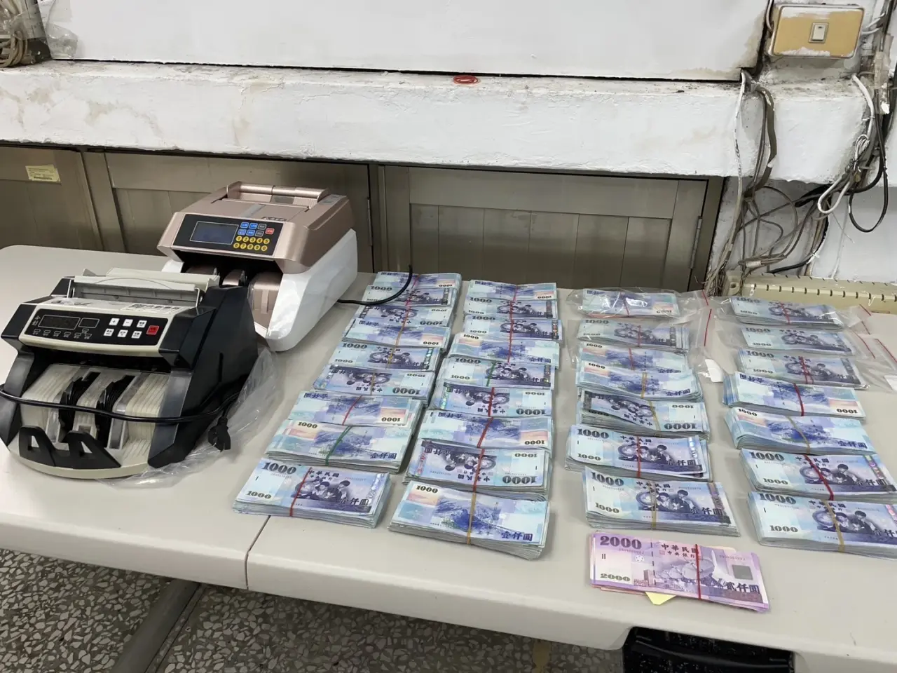 執行猶予3年だけ! 31歳弁護士の父親は裁判官で、邪悪な富豪の二世が成功を祝う麻薬摂取とセックスパーティーで「4億を騙し取った」